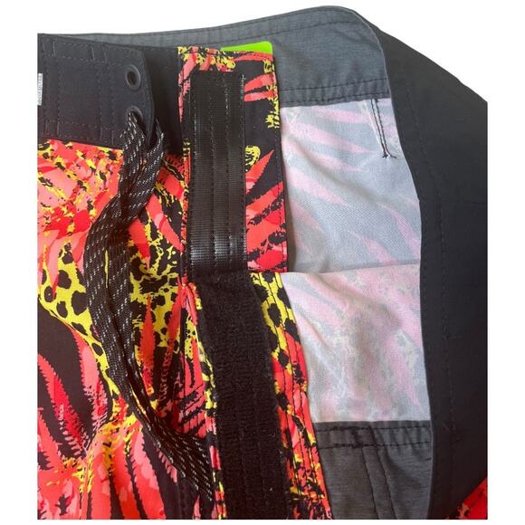 Quiksilver Highline bright leopard leaf print board shorts 28/14 XS - Picture 3 of 8